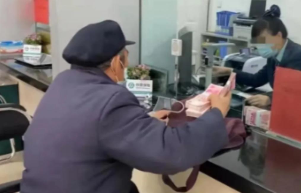 “被忽悠惨了！”青海西宁，七旬大爷用拆迁款去买房时，发现580万存款不翼而飞，大