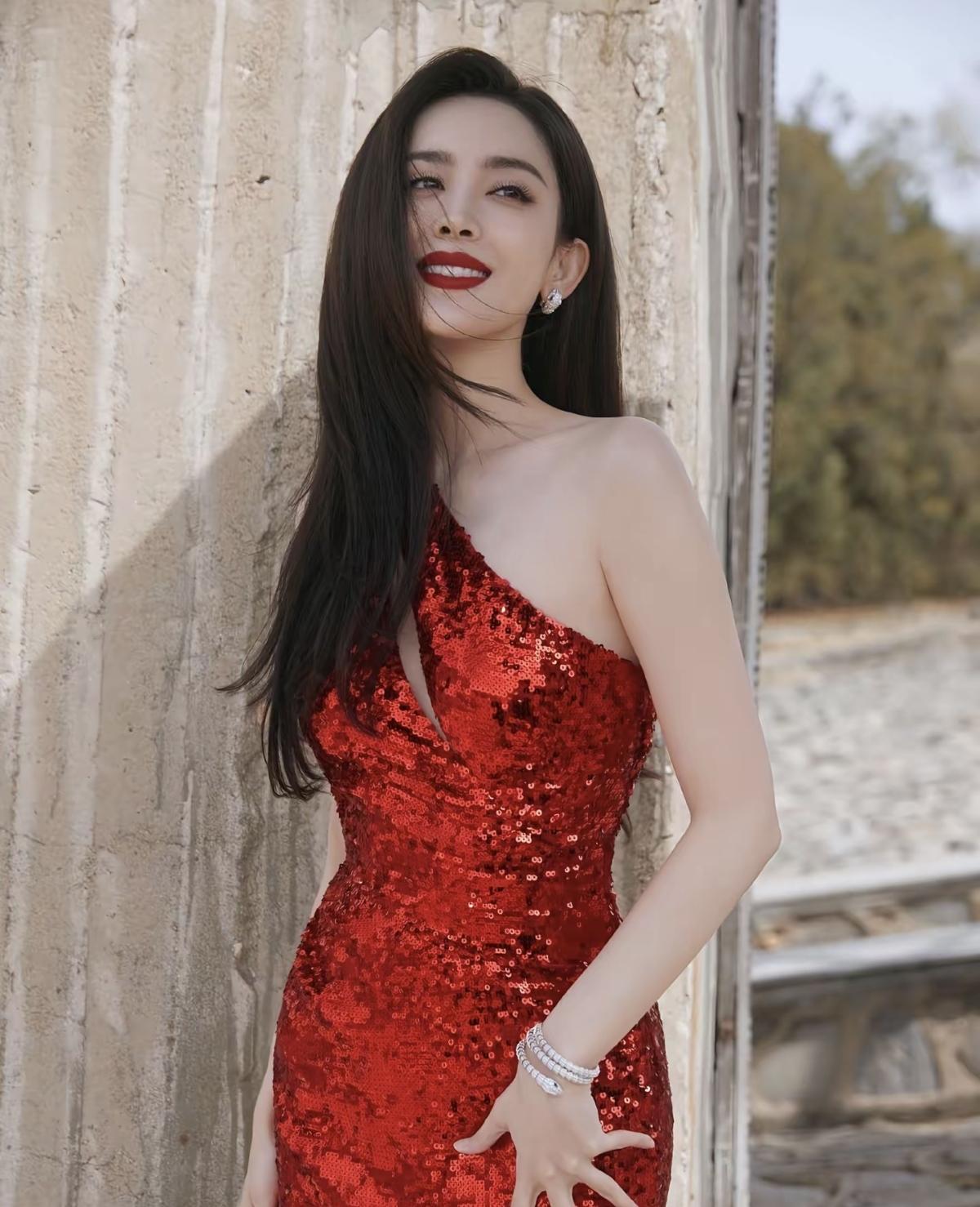  谁能不爱古力娜扎的红毯造型？每次出场都美得惊天动地[赞] 被古力娜扎的美貌狠狠