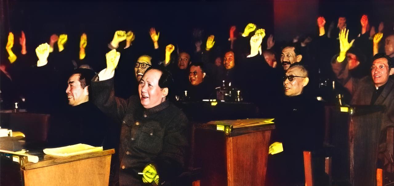 这是1951年10月23日到11月1日全国政协一届三次会议期间，毛主席与周总理等