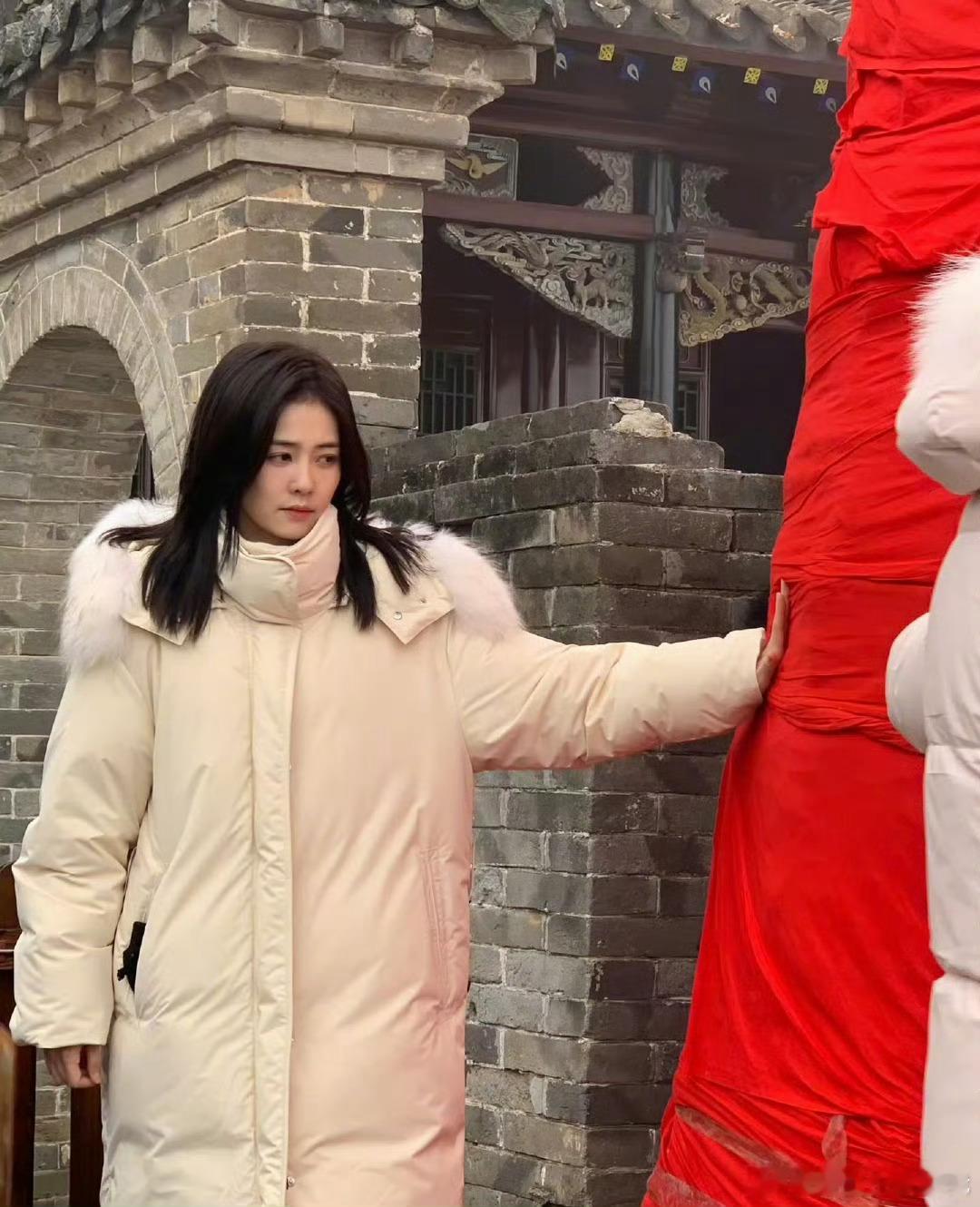 这个白鹿孟子义完全好姐妹吧，今天的发型都一模一样，还一起去了大孤山白鹿孟子义同款