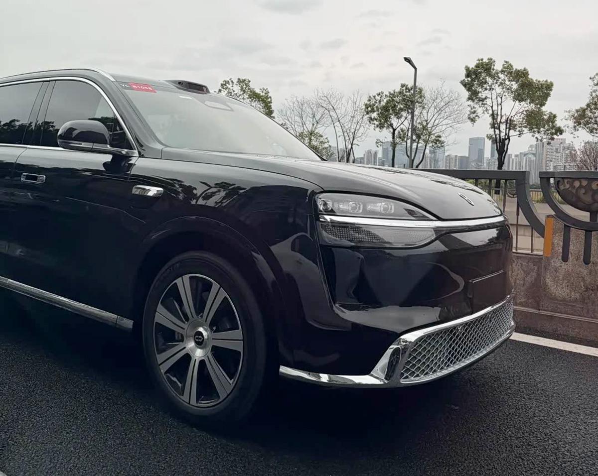 新款问界M9首张实车图来了，更大面积镀铬装饰，看着更豪华了。新款问界M9在3