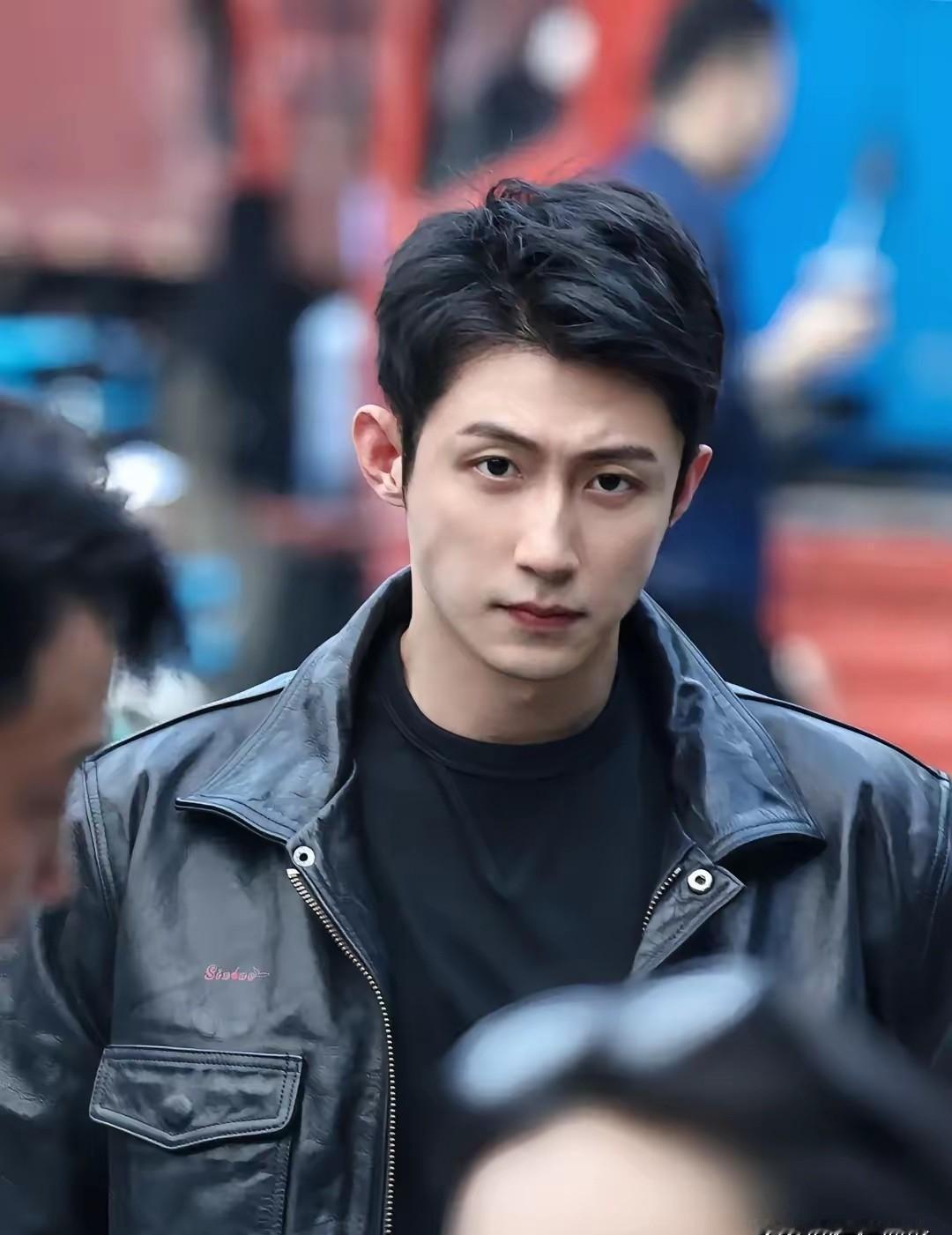 秦枫凌空一脚，瓜子佬的匕首飞了。特辑里剪进去的。不是特效。是肉撞在铁上的闷