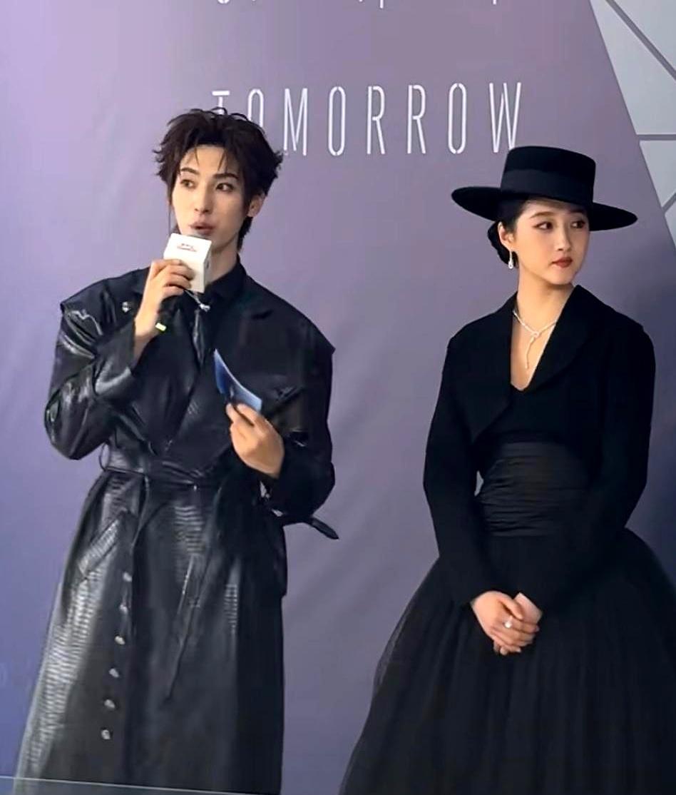 172cm戴礼帽秒变暗夜女爵关晓彤在时尚32周年红毯上，黑西装长裙配圆顶礼