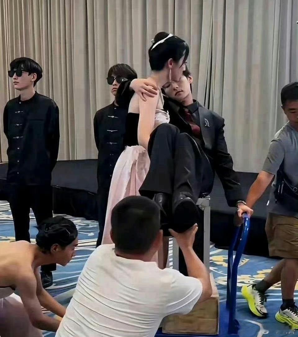 短剧里抱男主原来是这么拍的呀，我还真以为女演员力气这么大呢