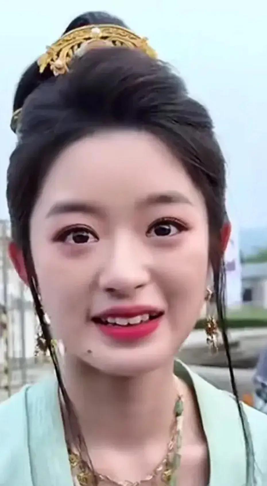 耳环女的真相来了，那对著名的耳环是假的，是玻璃的。但是，大家已经打下了那个印