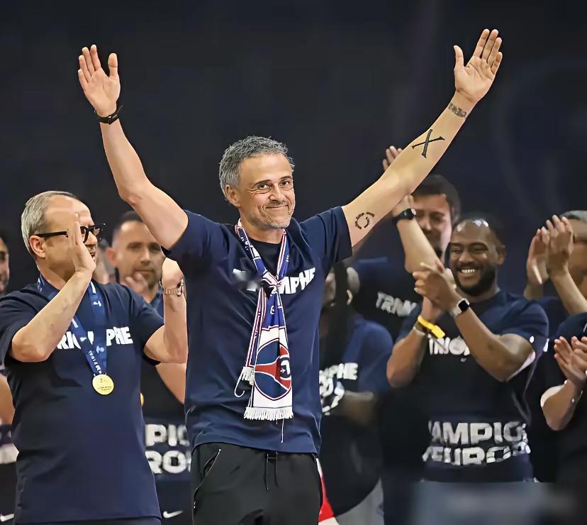 大巴黎主帅恩里克在大巴黎如鱼得水，为何在巴萨高开低走？照理巴萨的人员配置要比现在