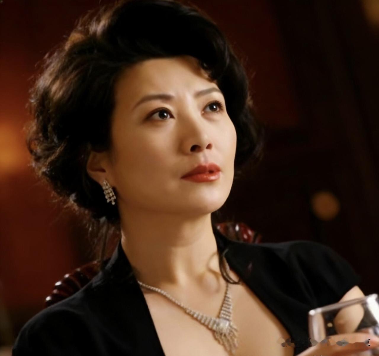 她是女演员当中最漂亮的，美而大气端庄，神情令人舒服的女人，可惜她一直不怎么红。她