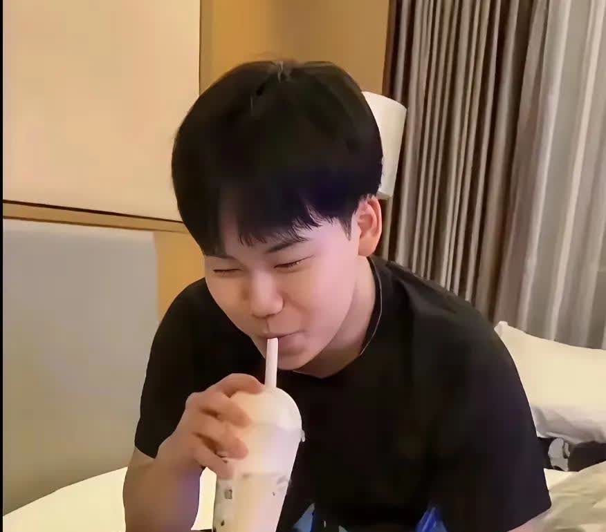 感觉松岛辉空咋这么不喜欢张本兄妹啊。乒超联赛，跟素昧平生的鲁能队友在一起，大