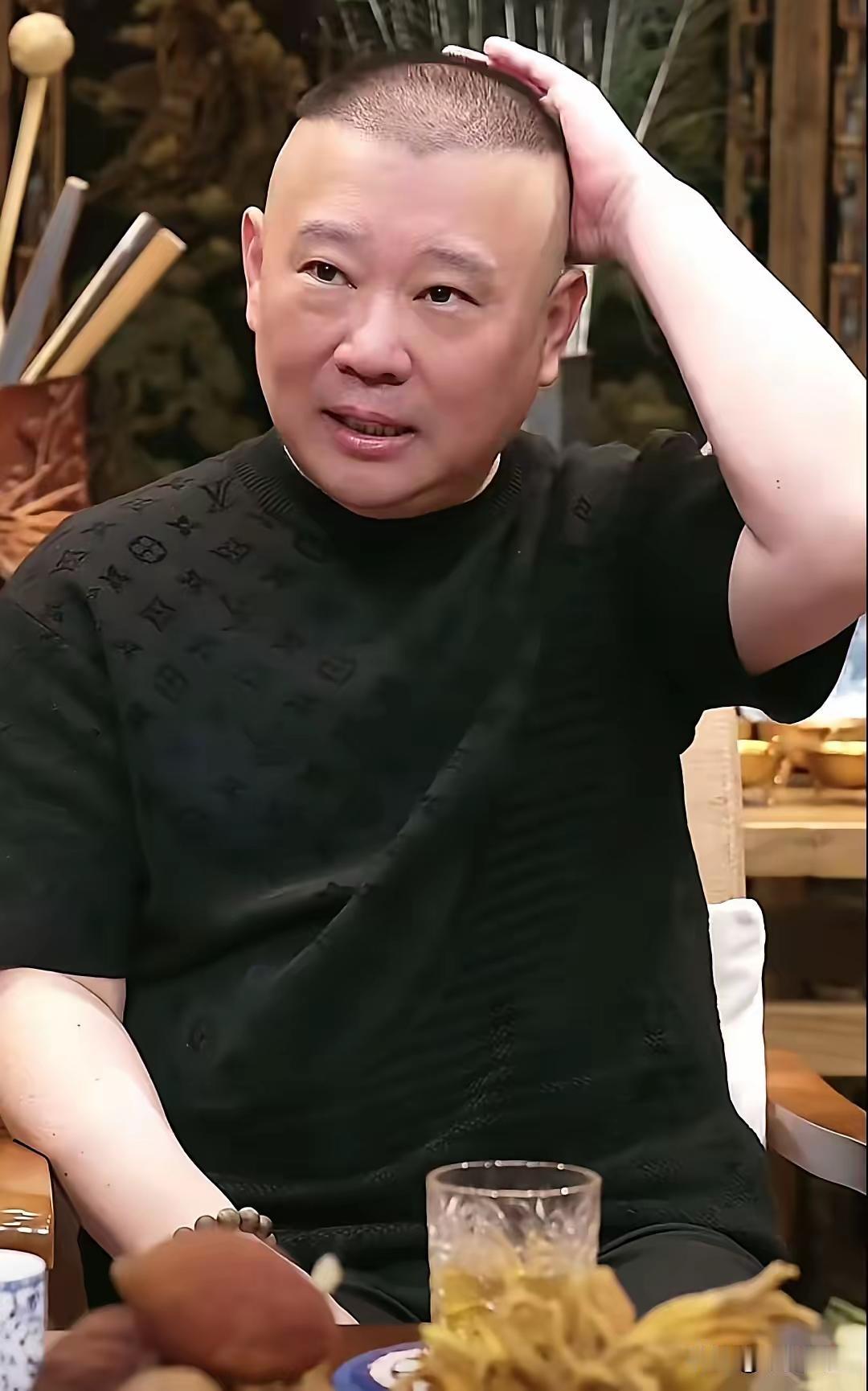 红歌改编、调侃英烈风波平息至今，郭德纲始终没有针对争议事件正面回应、公开道歉。他