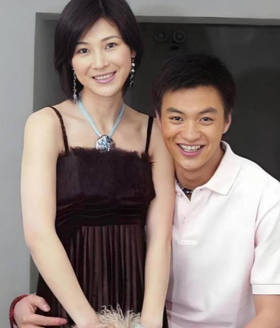 12年前，身家50亿的温州首富周旭辉，背着原配老婆，看上了演李云龙老婆的童蕾。在