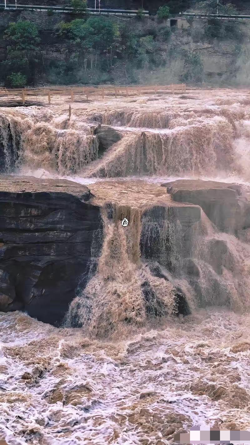 壶口瀑布这事儿真是绝了。之前路边修高墙挡视线被骂到拆除，本以为会收敛，没想到操