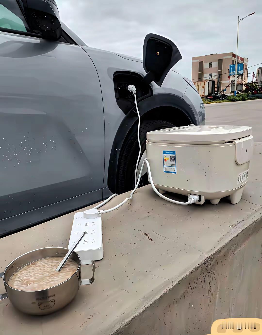 看到这一幕，油车车主看了有没有想买电车的冲动