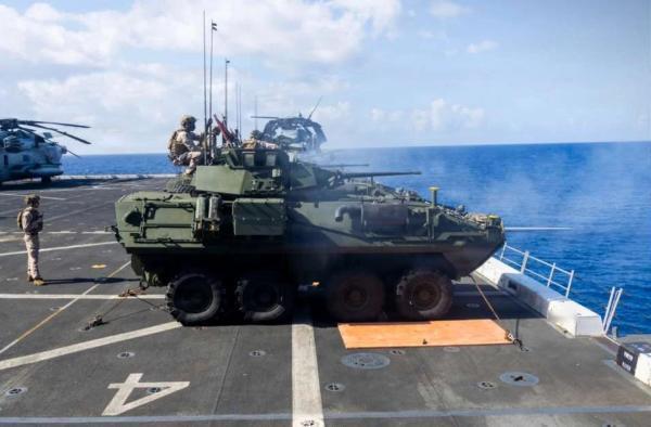 陆炮上舰！2026年，美军把装甲车开上了军舰甲板，一字排开朝大海开火。这画面让国