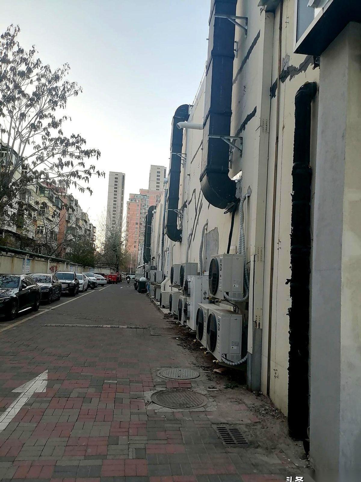 以前盼着窗外那根大烟囱赶紧倒，现在，我真想把它再请回来。真的。旁边红旗毛纺厂