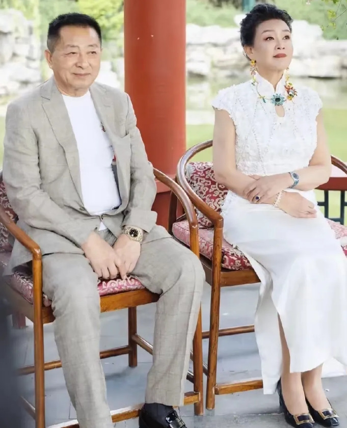 时隔多年，张兰再次与前夫汪则瀚同框，两人好般配，张兰很美，气质高雅自信，脖子高昂
