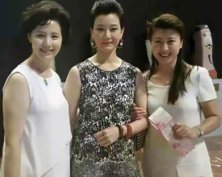 虽然宋祖英年轻时候很美，但她现在脸上岁月印记明显，没有左边的美女有气质了。右边笑