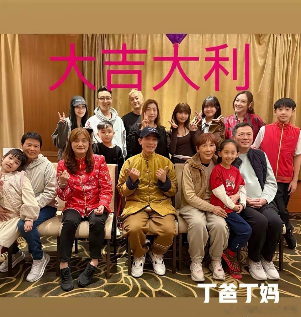 看了陈小春晒和岳父岳母家的春节大合照，才知道陈小春的小儿子像谁了？原来是像外婆。