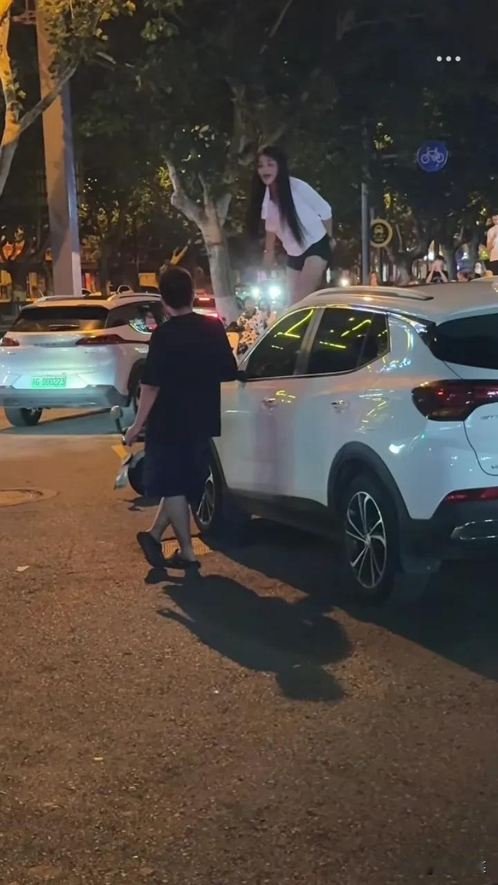 及时止损吧！8月15日晚，江苏连云港人民广场，一女子站在车上冲男子大吵，女子称，