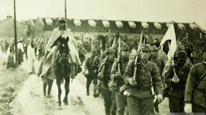 1932年，一个地主婆变不惜变卖祖上留下的所有家产，只为支持儿子抗日，谁料儿子拿