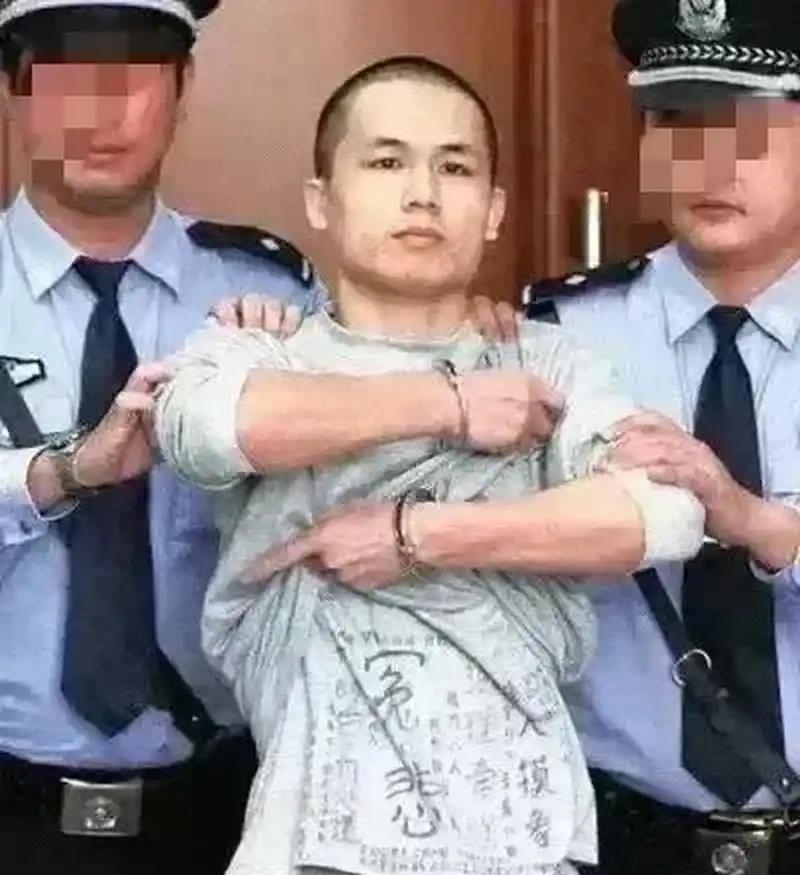 2013年，李才坤被判死刑时，他手上还戴着手铐，面对媒体记者，使劲掀起外层囚衣，