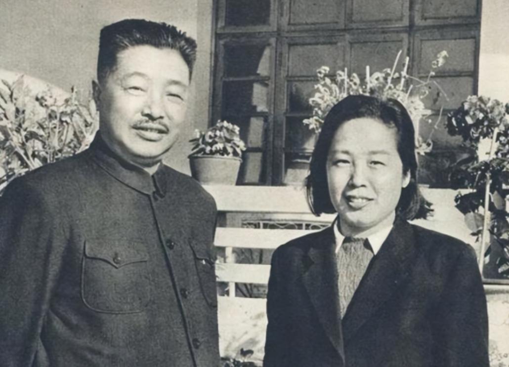1942年贺龙娶了比他小20岁的女学生，伟人瞅了瞅，打趣说了一句。1969年