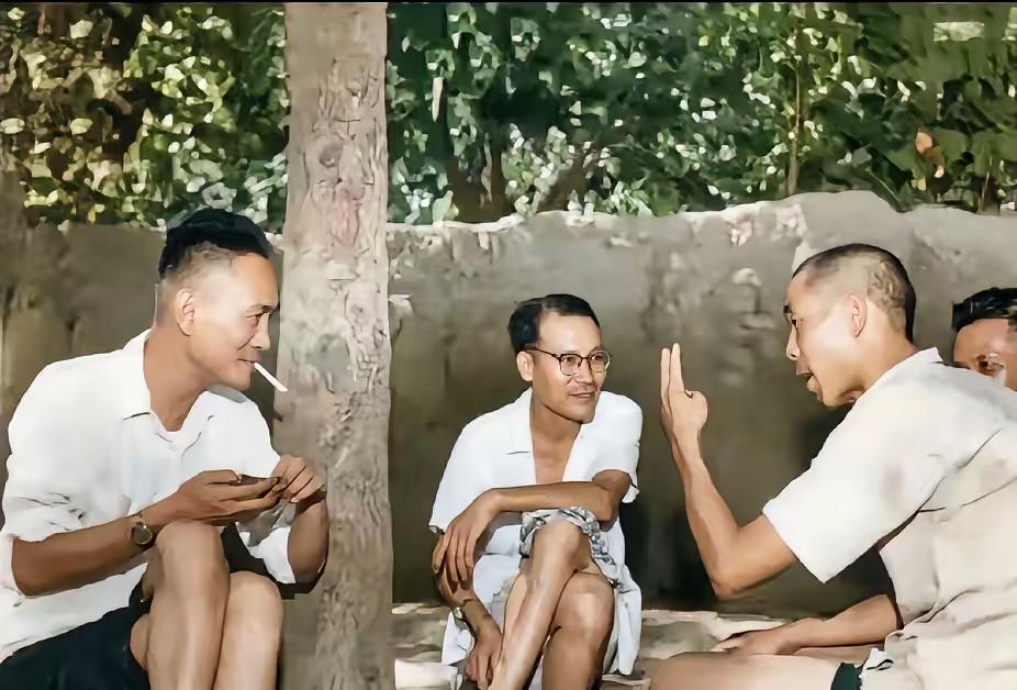 这是上世纪60年代中期，时任河南省委第一书记的刘建勋与商丘地委书记的纪登奎，深入