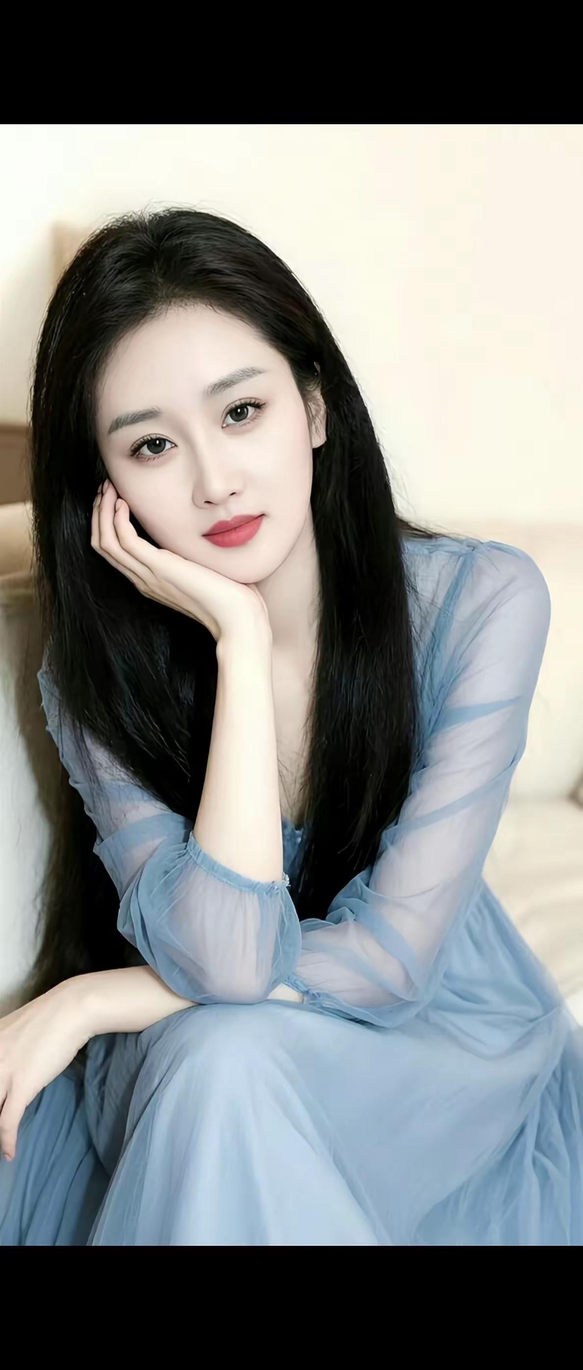 温柔蓝调，静谧时光，沉醉在她的微笑中。🌸💙🍃