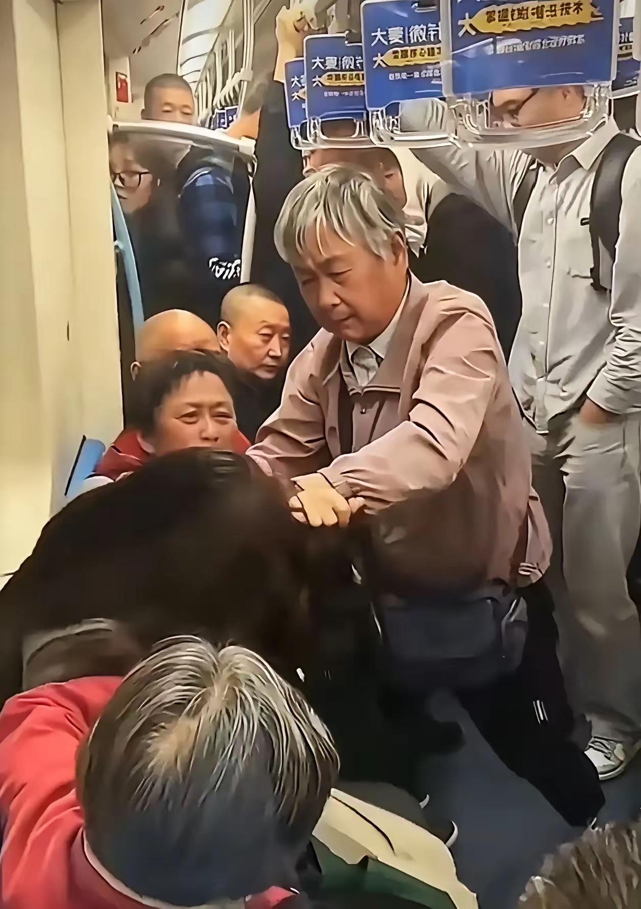 真的看不下去！上海地铁这件事终于等来官方介入，实在太让人感慨了。女孩不是不懂礼