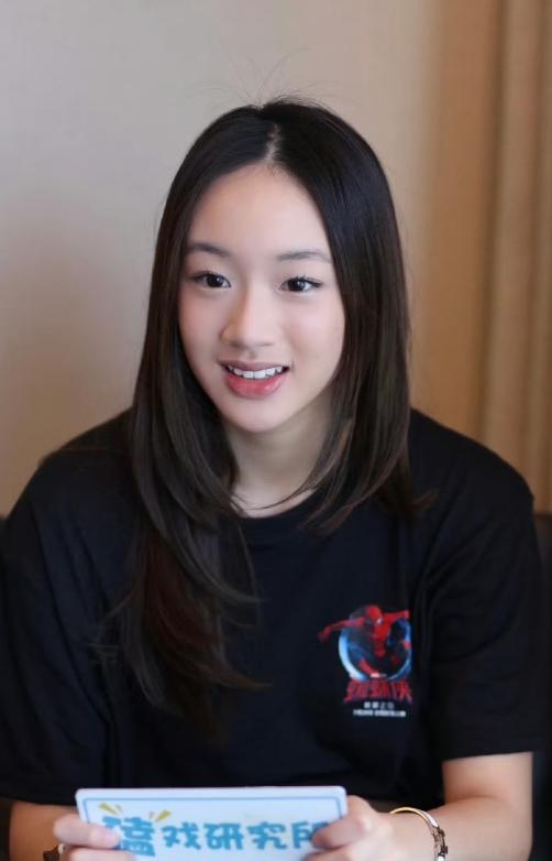特意查了一下，吴尊对女儿的教育真是太下本了，初中转到上海，4年花了400万读国际