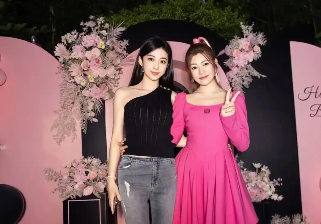 48小时冻龄照翻车现场陈妍希那张合照被截成九宫格，全网都在数她眼角的细纹。