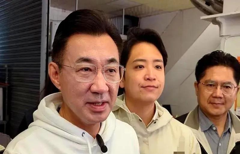 记者围堵江启臣，他死死咬着嘴唇，一句话没挤出来！旁边人急得想打圆场，他眼神躲闪