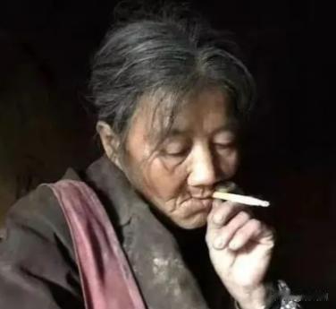 2013年，甘肃一60岁女流浪汉住破窑洞，却每天把自己收拾的整整齐齐，去垃圾场捡