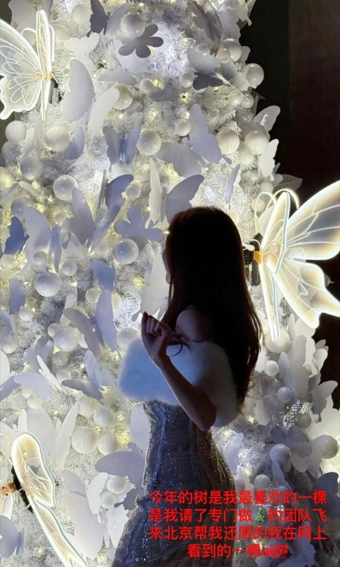 周扬青晒别墅里的圣诞树“点灯仪式”，连续5年不重样，有两层楼那么高，今年特意请了