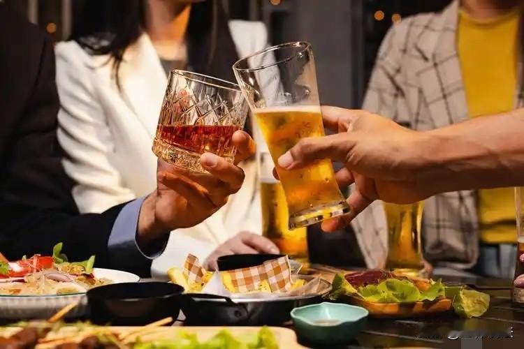 上海，60岁已婚男子和35岁暧昧对象晚上吃饭喝酒，酒足饭饱后，两人因分手的事发生