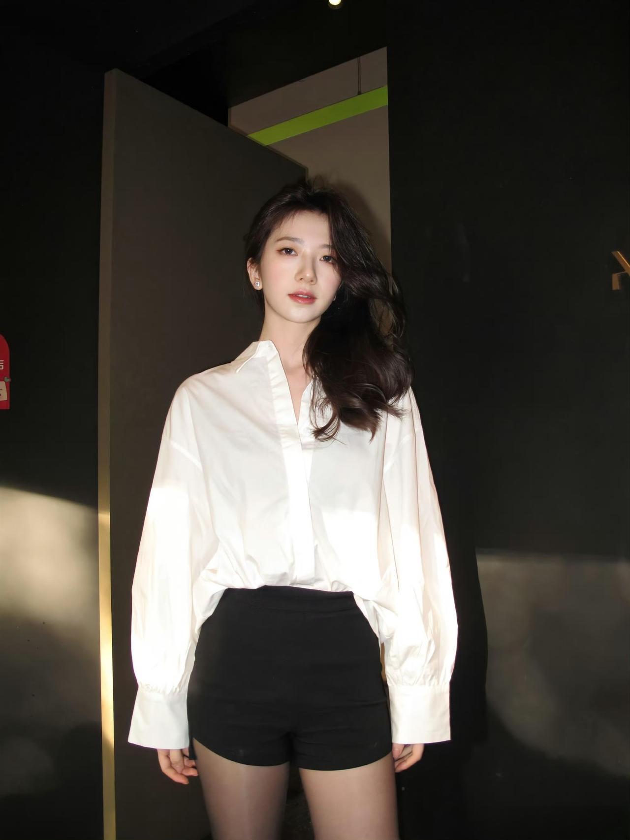 这套是松弛风，很适合春夏的艺术空间、潮店打卡等场合~核心是oversize