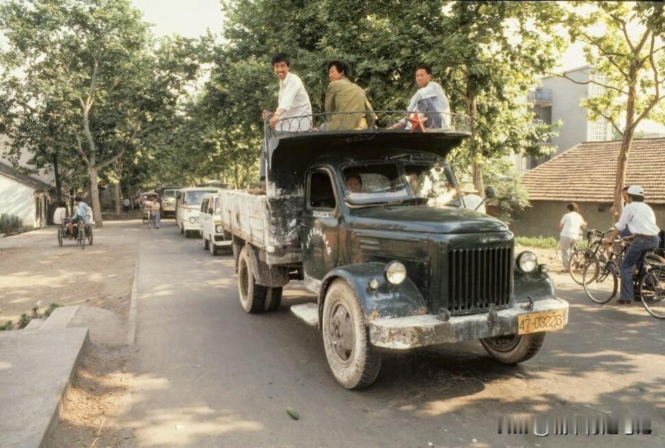 这张武汉的照片，是武汉哪里能？车门上写的“武汉市洪山区红旗大队”。感觉是武汉10