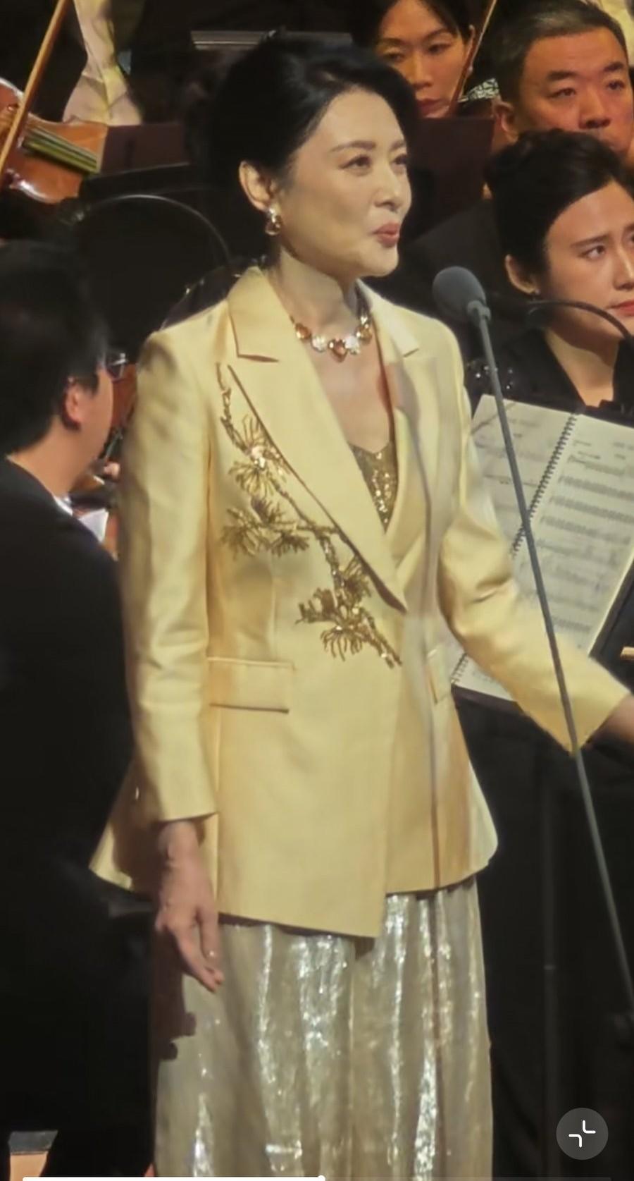 10月10日，周涛在国家大剧院演出，她担任音乐会朗诵，打扮时尚贵气，比主持春晚还
