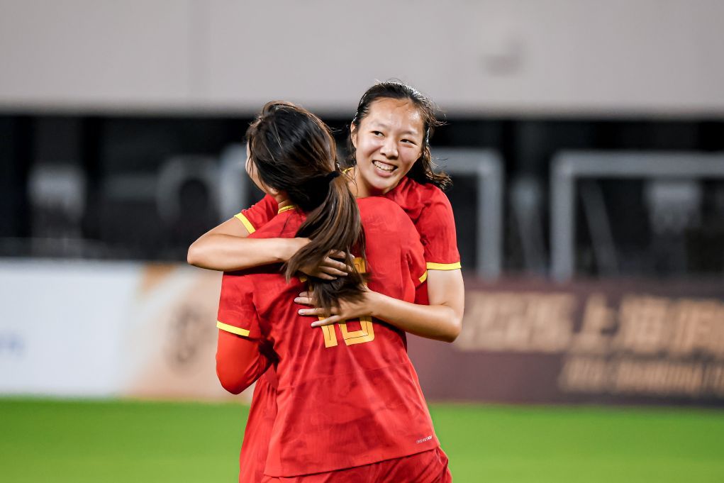 太提气！明日之星冠军杯女子组，中国U17女足3:0完胜曼城U17女足，小组赛三战