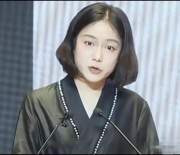 翁帆这辈子可能不会再嫁人了吧，她去世的丈夫杨振宁年龄大到可以当她爷爷了，而且两人