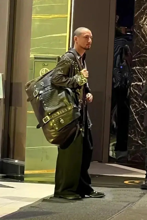 吴彦祖拍摄九龙城寨的路透，哪怕捯饬成了糙汉大叔，也依然是帅的