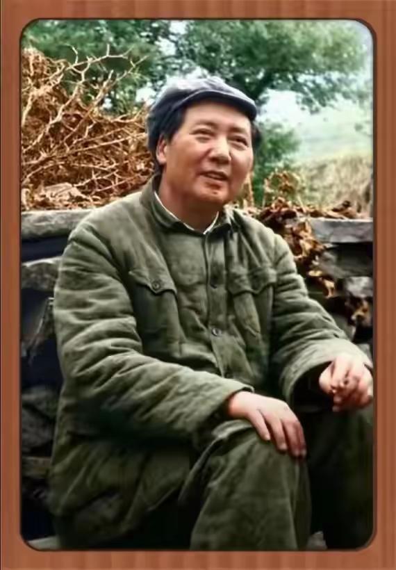 今天，偶然翻开旧相册，一张泛黄的老照片瞬间揪住了我的心。那是延安时期的毛主席
