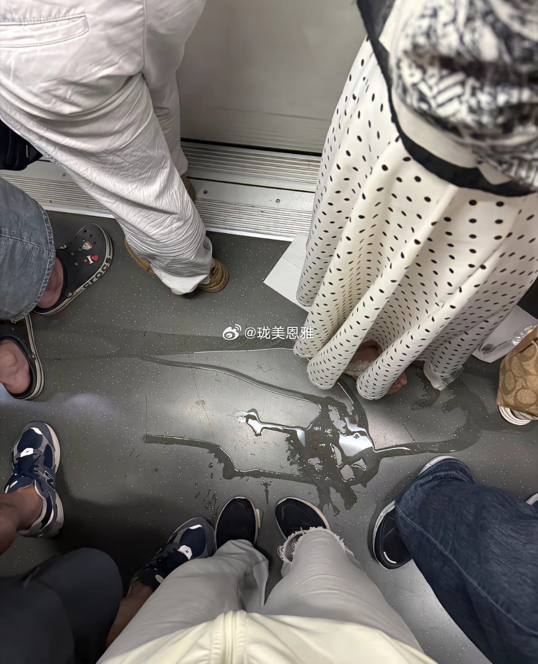 坐地铁遇到这一幕真的挺搞笑的，不知道谁尿地铁上面了​​​