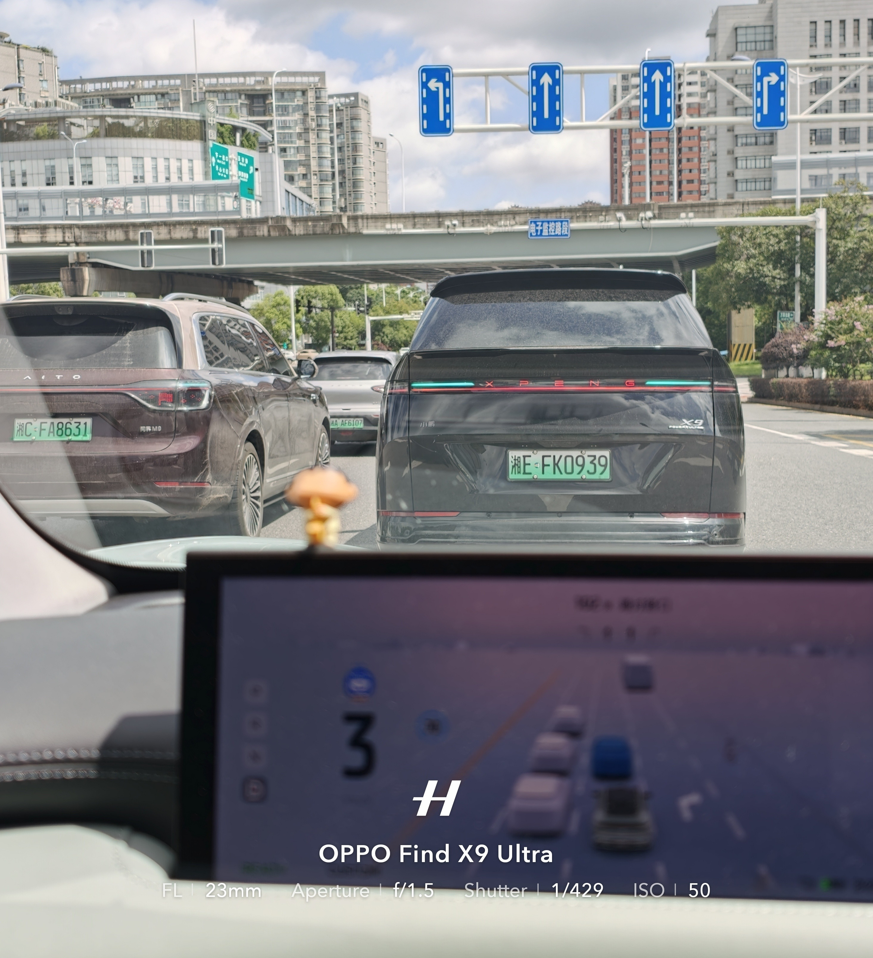 也是全员智驾了，前面这辆小鹏跟我有来有回，左前那辆M9被它溜了