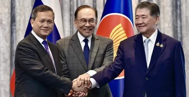 看看：柬埔寨首相和泰国代理总理普坦的手，是被马来西亚总理强行撮合到一起的