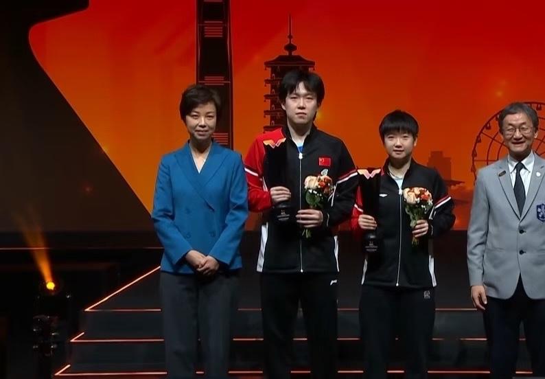 张怡宁给混双亚军孙颖莎/王楚钦颁奖并合照留念香港总决赛，孙颖莎带伤作战，莎