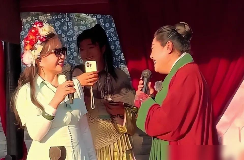 扒了一下75岁刘晓庆的行程单，我有点心惊。一场45万，拿的真是卖命钱。你以为