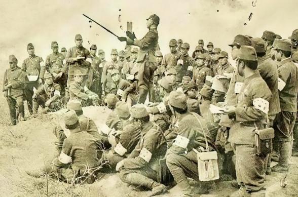 1943年，一铜匠被鬼子抓去搬弹药。鸡贼的铜匠每次趁鬼子不注意，扛着弹药箱偷摸的