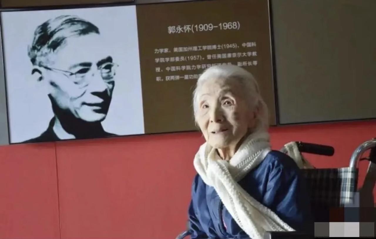 很多人以为两弹元勋的家属，肯定会把荣誉勋章当传家宝，可李佩偏不。这张2015年拍