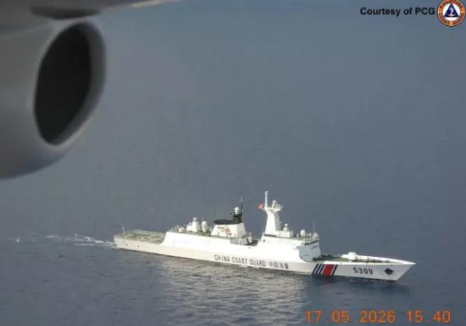 动手了！中国海警抵近中业岛，人员冲上礁，海警船随时戒备近期南海海域的实际管