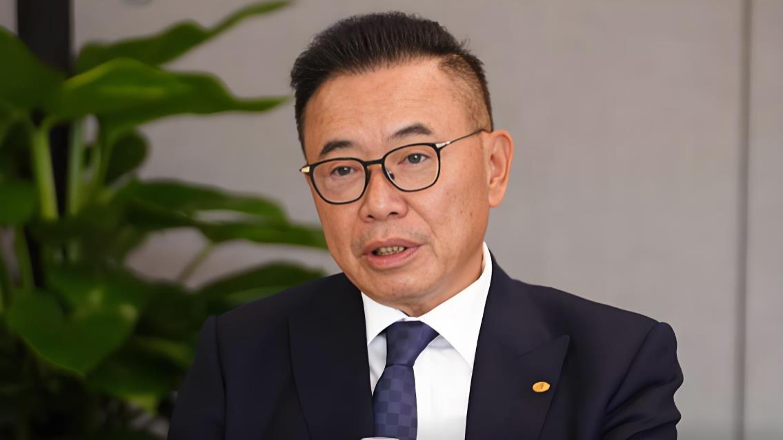 电视走到了被手机淘汰的边缘。近日，TCL李东生在接受采访时表示，电视销量严重下滑